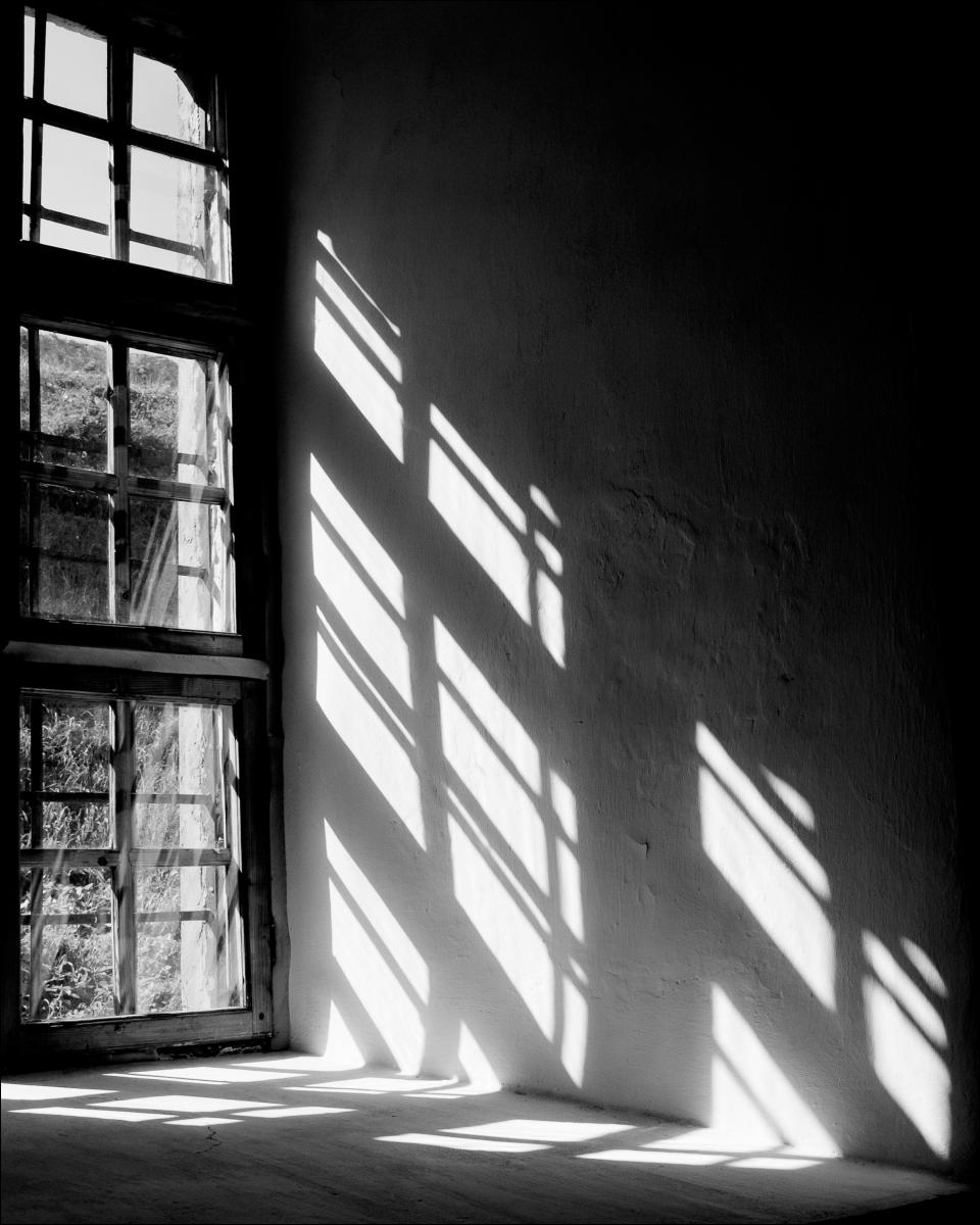 Window shadow. Свет из окна. Тень от окна. Окно в темной комнате. Темное окно.